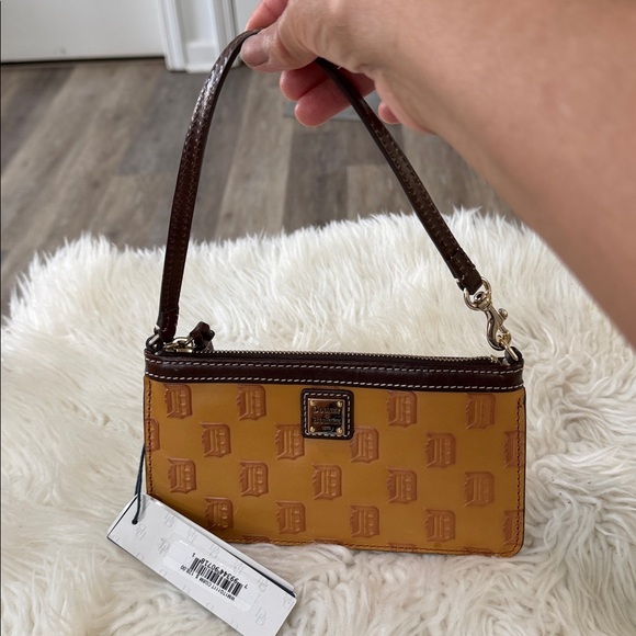 Dooney & Bourke Tan Detroit Tigers Leather Wristlet NWT - Picture 3 of 9